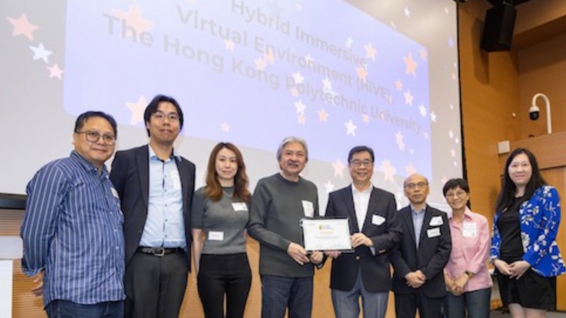 Professor David Shum, Dean of Faculty of Health and Social
Sciences (fourth from right) receives the award from
Mr John Tsang, Founder of Esperanza (fourth from left)
on behalf of the HiVE team.