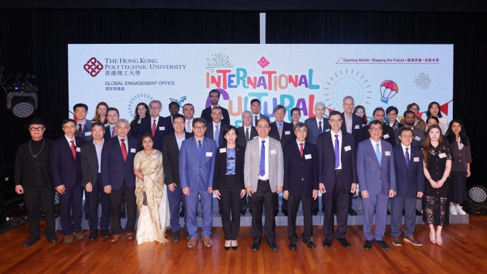 理大管理层及各国驻港总领事馆的嘉宾一同为理大国际文化节揭开序幕。
