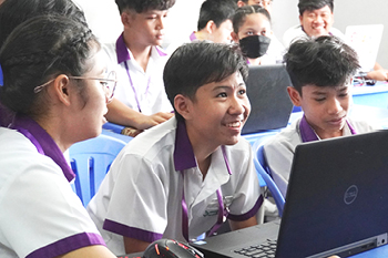 Cambodian students in the STEM workshops organised by PolyU students.
