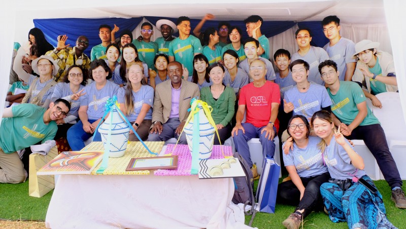 Dr Grace Ngai, Head of PolyU’s Service-Learning and Leadership Office (seated, front row, fourth from left), Mr Mbonyumuvunyi Radjab, Mayor of Rwamangana District (fifth from left), and teachers and students from the PolyU-led team of over 100 members, at the celebration ceremony in Ramayana District of Rwanda’s Eastern Province.