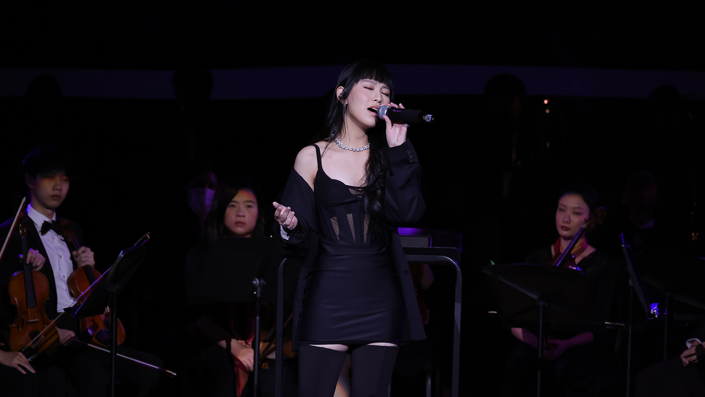 PolyU student and pop singer Miss Gigi Yim Ming-hay sang three pop songs – 大開眼界, Only for Me, and 今生今世.