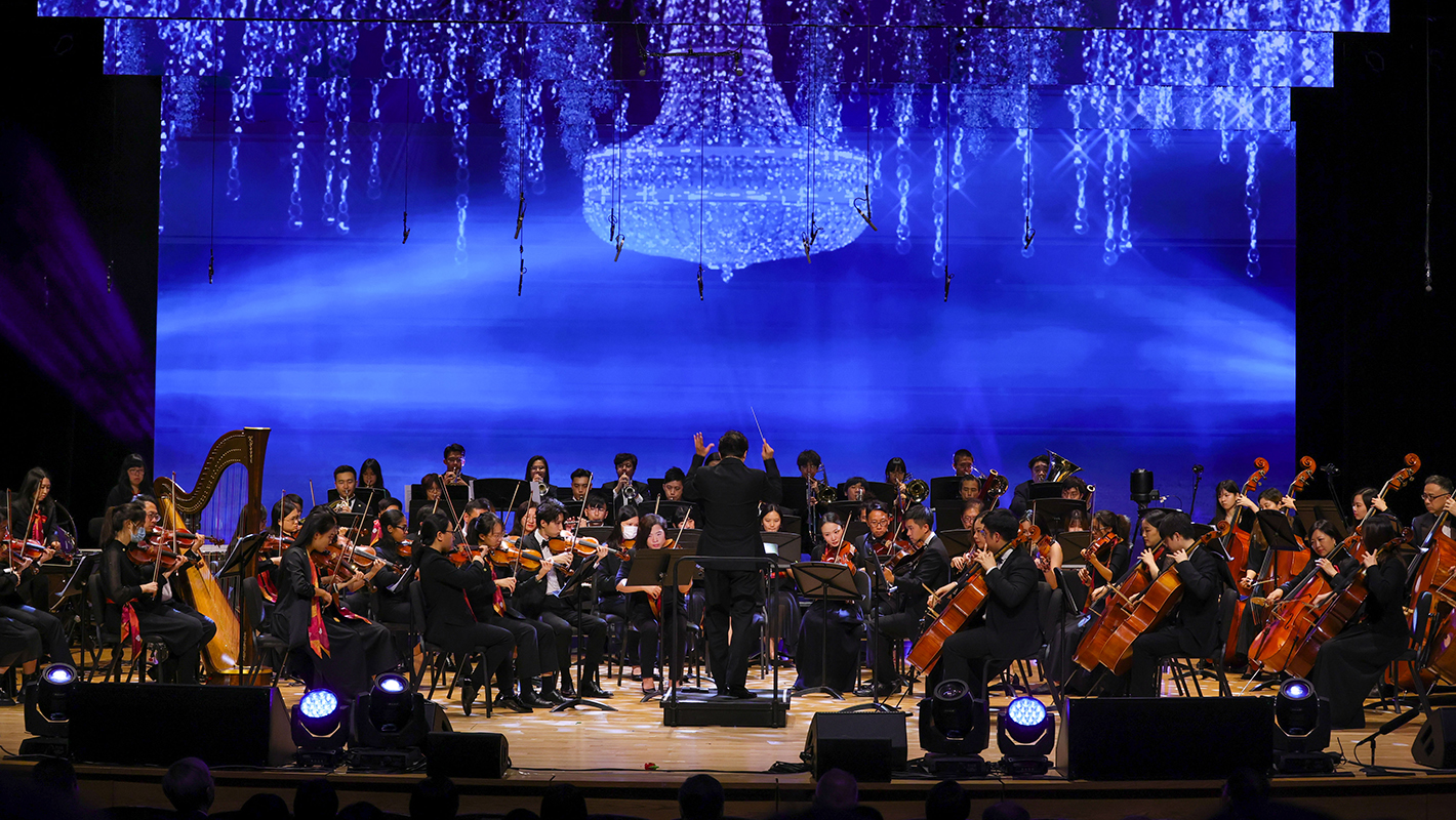 梁建楓先生指揮理大管弦樂團演出《歌聲魅影》選段。