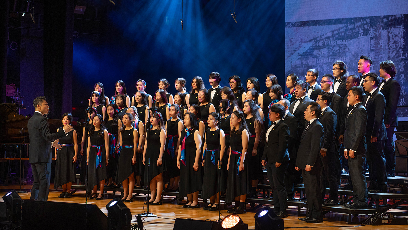 Conducted by Mr Alex Tam, the PolyU Choir sang The Song of PolyU, and I Will Sing You the Stars.