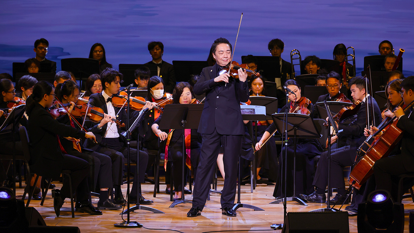 Mr Leung Kin-fung, who is also a renowned violinist, performed a violin solo from the Butterfly Lovers Violin Concerto Excerpt.