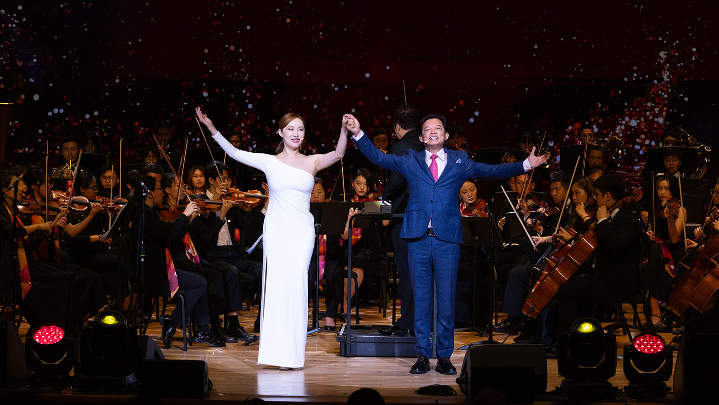 The renowned tenor Dr Warren Mok (right) and soprano Ms Bing Bing Wang (left) respectively performed the songs O Sole Mio and Meine Lippen, sie küssen so heiss from Giuditta. They also performed a chorus of Brindisi from La Traviata.