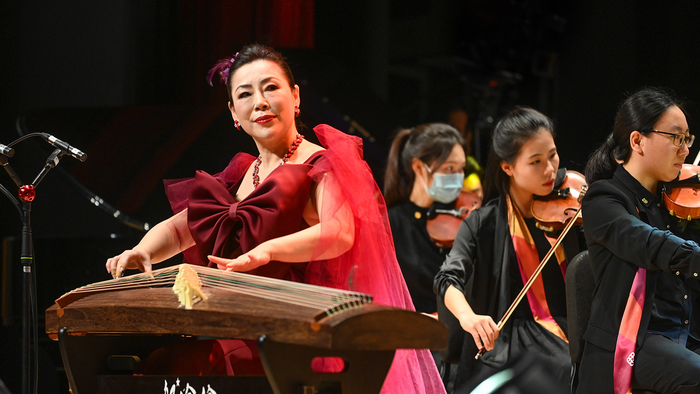 Dr Lunlun Zou performed a guzheng solo from Singing the Night among Fishing Boat.
