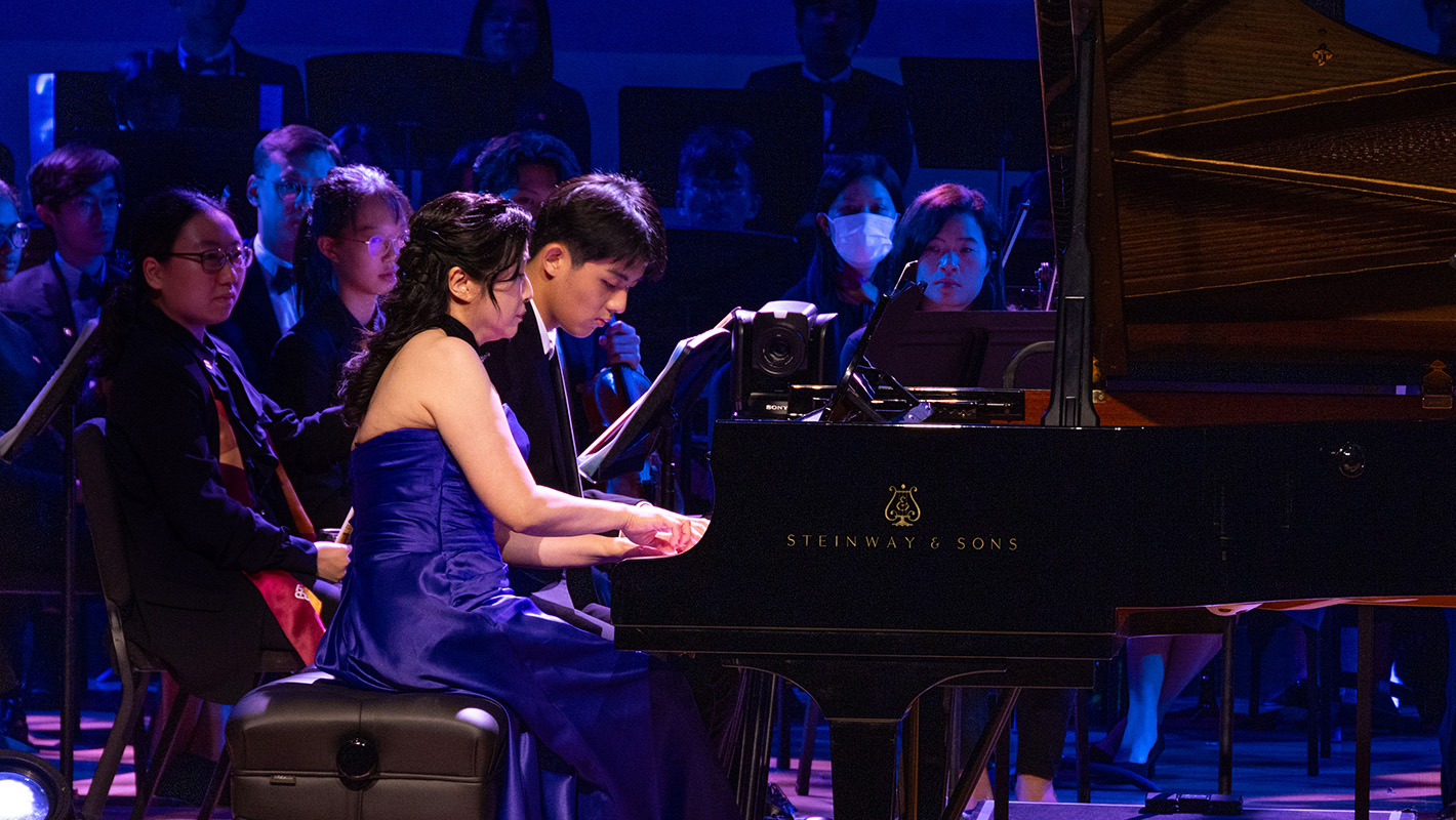 Steinway Artist Dr Vivian Cheng Wai (front) performed a piano solo from the Yellow River Piano Concerto, 3rd & 4th movements and Hungarian Dance No.1 Piano Duet with PolyU student Mr Tony Au Yeung (back).