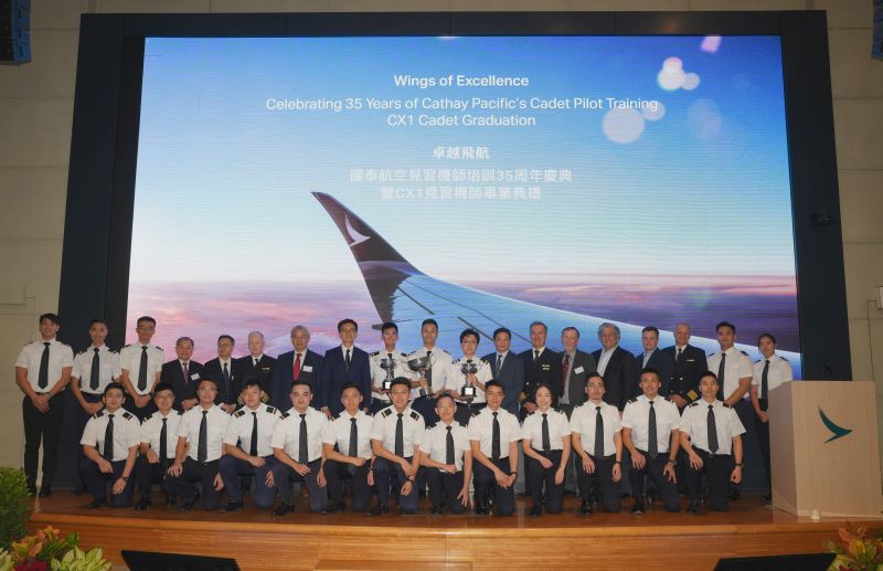 Civil Aviation Department Chief, Flight Standards Captain, Mr Lawrence Wong (standing, eighth from right), PolyU’s Dean of Faculty of Engineering, Ir Professor H.C. Man (standing, seventh from left), Cathay Group Chief Executive Officer, Mr Ronald Lam (standing, eighth from left), senior executives from AeroGuard, and Cathay Pacific’s senior management celebrate with guests and the 21 cadet pilot graduates.