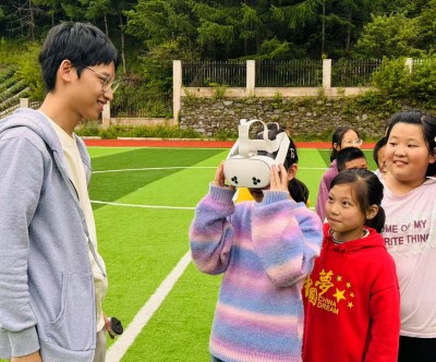 Wolongzhen school children lining up for a virtual reality experience.