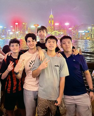 Manos Filippidis(左二)