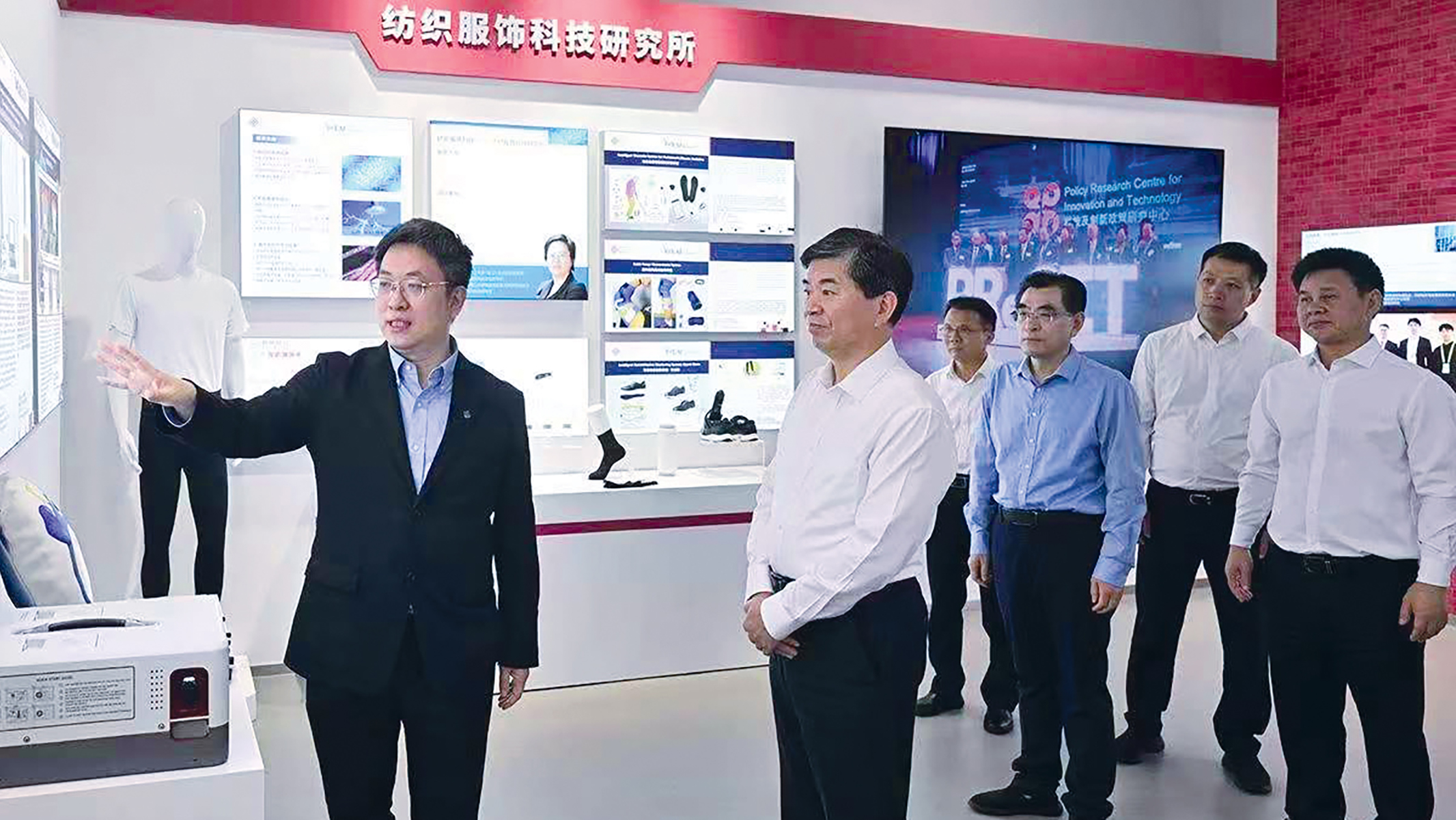 Professor Yu Changyuan (first from left) introducing the projects undertaken by PolyU-Jinjiang Technology and Innovation Research Institute to a Fujian governmental delegation led by Mr Zhou Zuyi (second from left), Secretary of the CPC Fujian Provincial Committee.