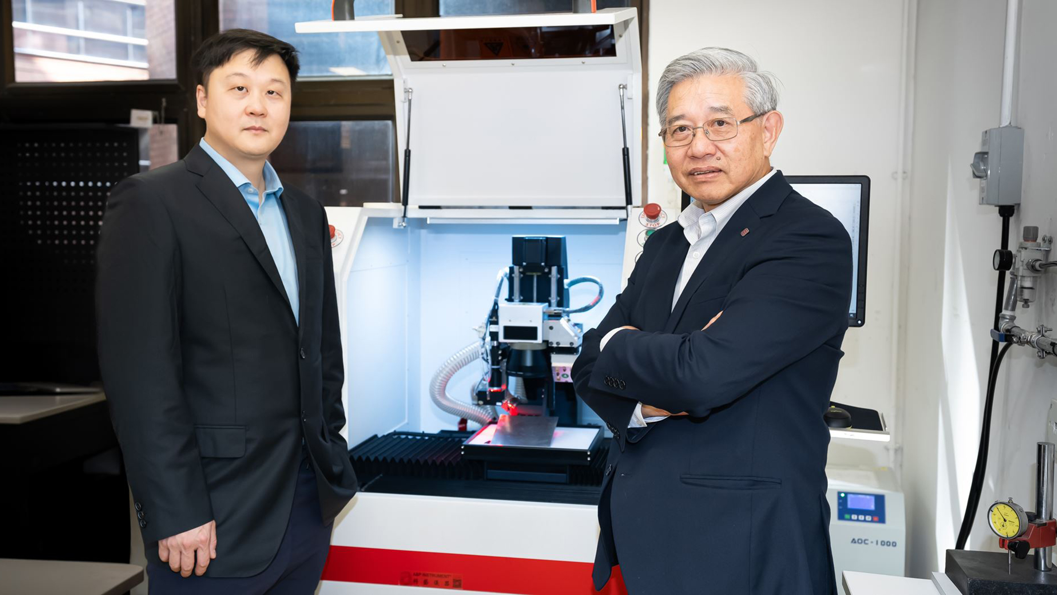 IntraSpect™ 專案由文効忠教授(右)和溫燮文教授領導。