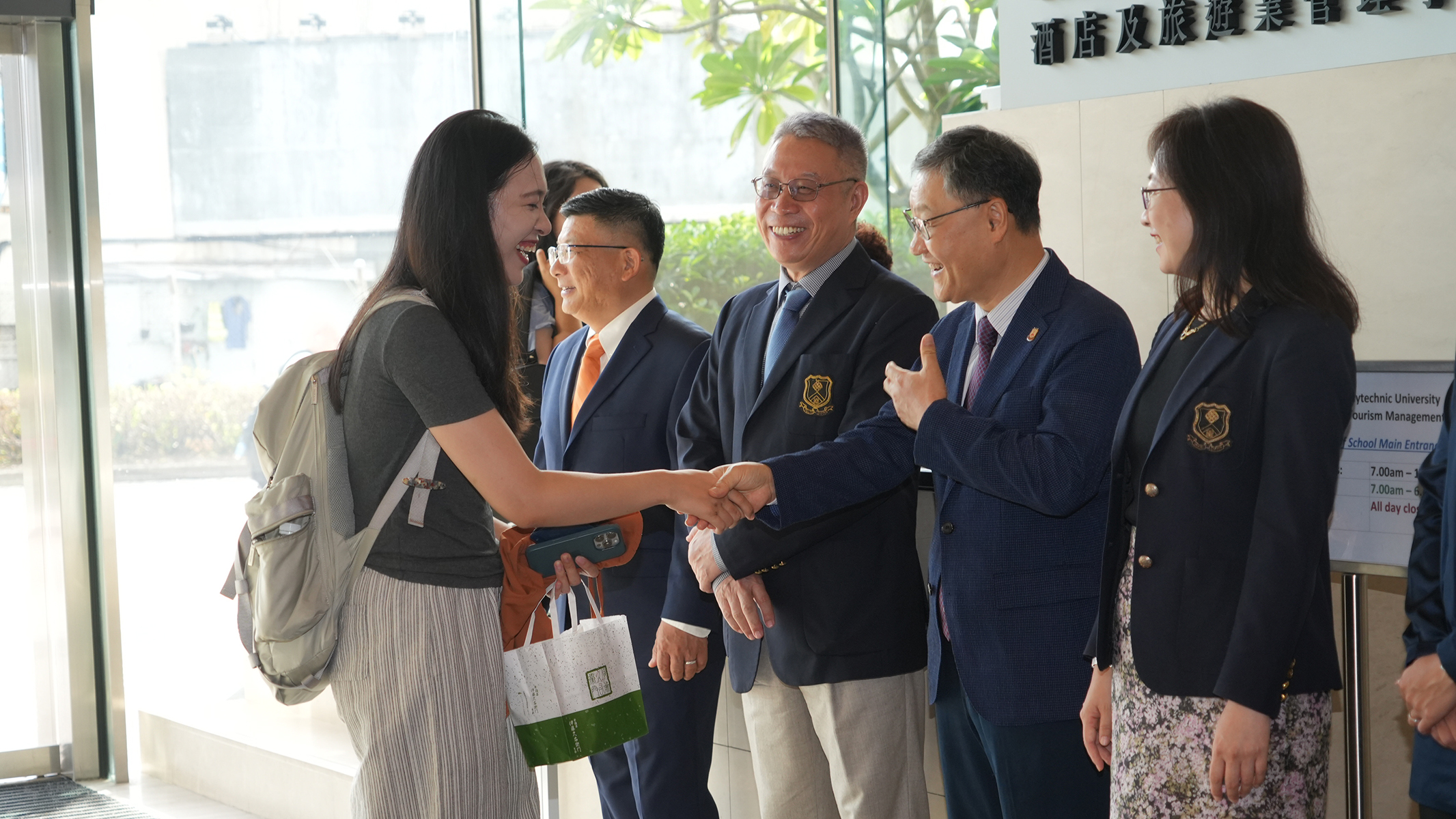在開學第一日，全體教職員齊集一起熱情地歡迎學生回校。這是SHTM的一項優良傳統。