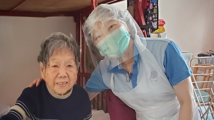 PolyU develops reusable face shields for both the public and healthcare service providers. 