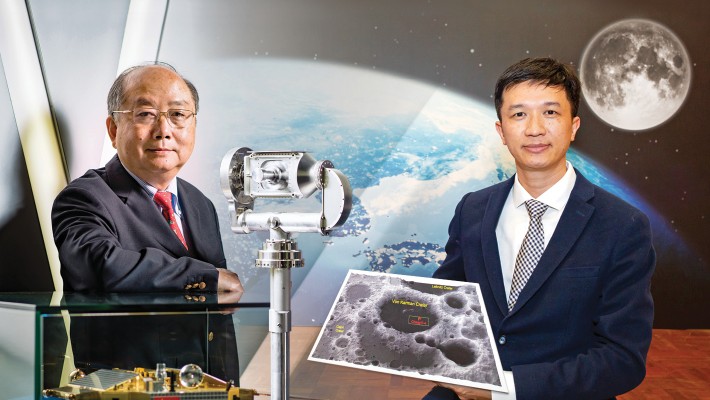 容啟亮教授（左）與「相機指向系統」，以及吳波博士與顯示著陸器登陸點的三維地圖。