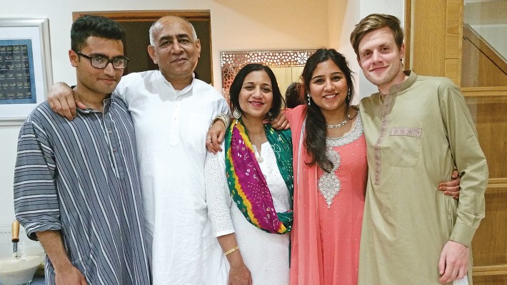 Usmani 教授與太太、兒女及女婿在家庭聚會中留影。
