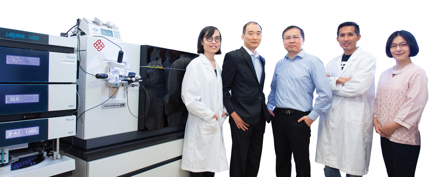 Dr Yao Zhongping (middle), Professor Francis Lau (second from left), with some researchers Dr Albert Ng (left), and (from right) Dr Tam Wai-man and Dr So Pui-kin