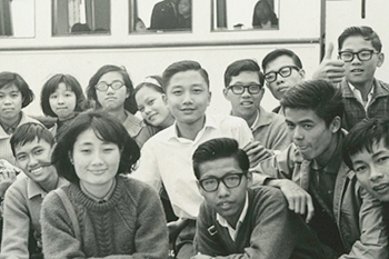 年轻时的容教授( 第二排中间位置穿白恤衫者)和中学同学合照