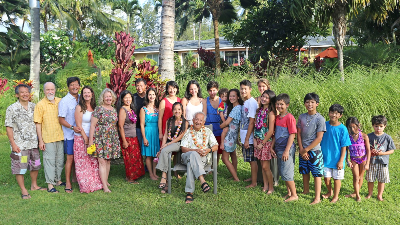 王教授与众子孙於夏威夷欢贺八十大寿。