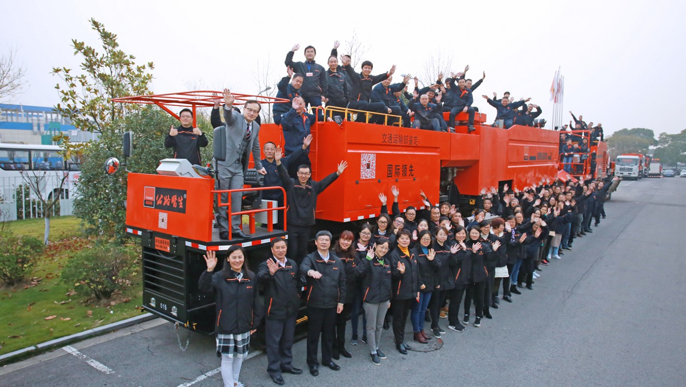 Mr Sze and his staff in Nanjing with the hot-in-place recycling train