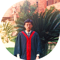 施先生於1989 年在當年的理工學院畢業時攝。 