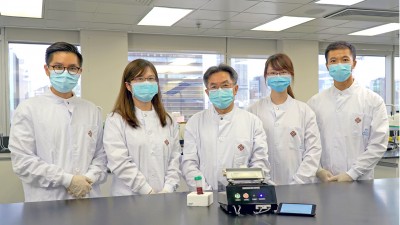 叶社平教授(中)与研究团队及可作快速筛查新冠病毒的手提检测设备