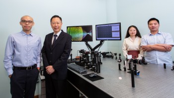 蔡定平教授(右)與團隊成員陳沐谷博士