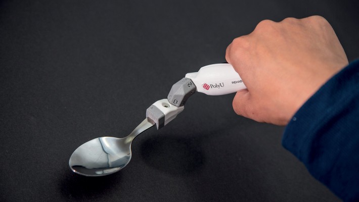 「蛇形汤匙」的匙及柄均可扭转弯曲，上肢残障的用者进餐时可透过调节汤匙的角度以配合个人需要。
