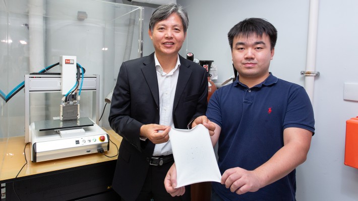 Professor Fan Jintu (left) and Dr Shou Dahua, Assistant Professor (ITC), with the “skin-like” fabric