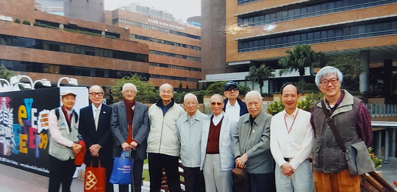 Mr Cheung (third from right) visited the PolyU campus with other older alumni in 2009.