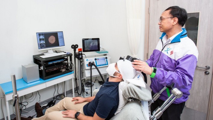 方乃权教授将在最新的研究计划中，利用动态捕捉仪器（图 一）及脑磁激疗法技术（图 二）分析患手活动。