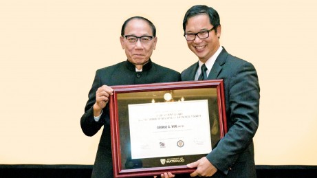 2017 年，胡教授从大儿子胡元基教授手中，接过由加拿大滑铁卢大学颁发的杰出校友奖。
