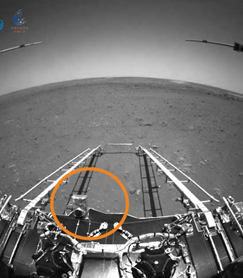 「天問一號」着陸火星後發送的首張相片， 可見理大研製的火星相機（橙圈）絲毫無損。