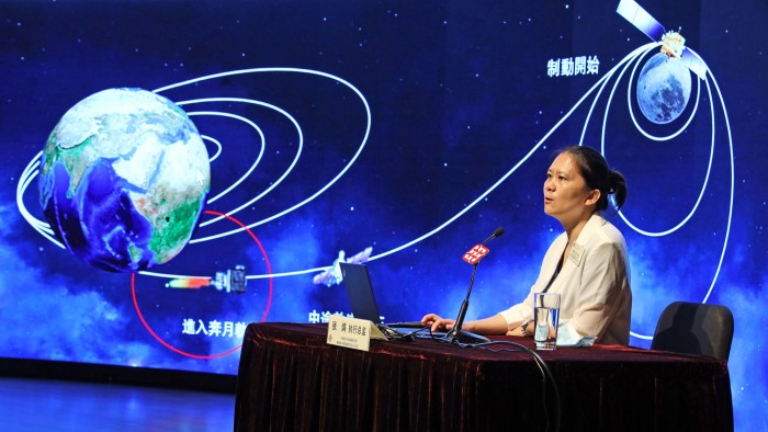 張熇女士講解中國的探月工程。