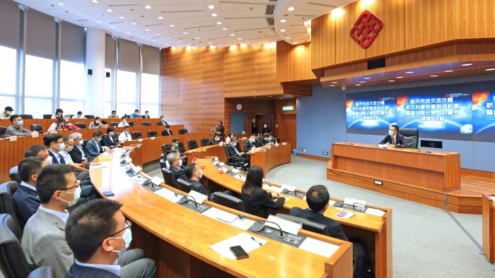 PolyU staff and students at an exclusive dialogue with the scientists