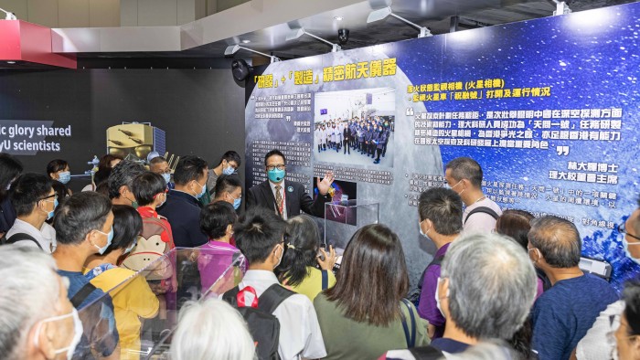 参观展览的公众人士对理大的航天研究大感兴趣。