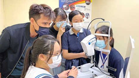 In a study on dry eyes, Dr Chan Ka-yin (left) of the School of Optometry provided guidance to the students from The Independent Schools Foundation Academy, Holy Trinity College, Hong Kong University Graduate Association College, and N.T. Heung Yee Kuk Yuen Long District Secondary School.