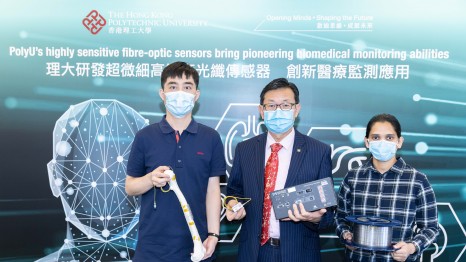 譚華耀教授（中）與程欣博士（左）及Dinusha Serandi Gunawardena博士（右）兩位研究員，期望結合超微細光纖傳感器與無線物聯網，開發能夠在人體內準確且全面監察身體狀況的微型光纖傳感網絡。