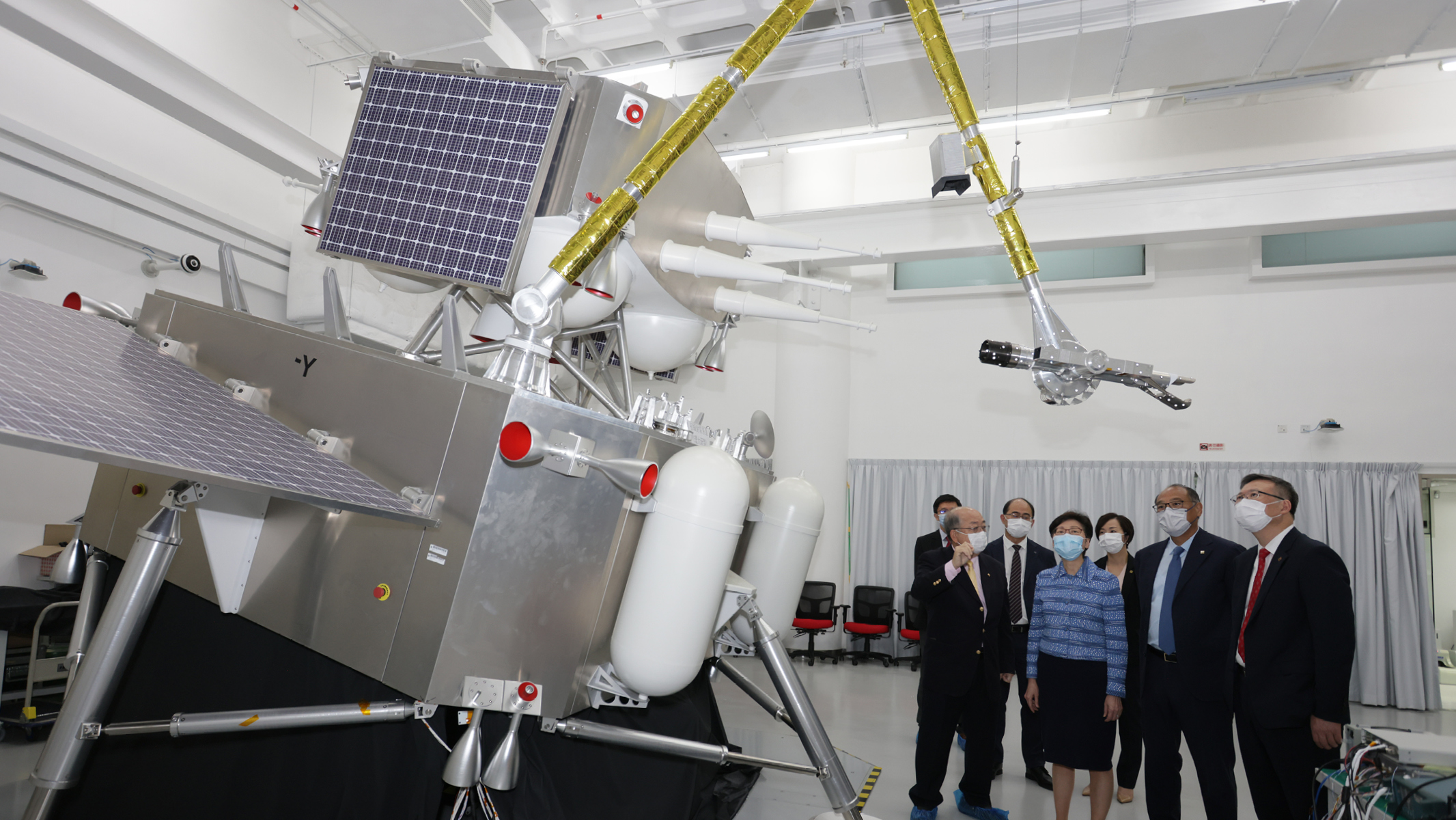 Professor Yung Kai-leung (front row, left) explained how the Surface Sampling and Packing System collected lunar soil during the Chang’e-5 mission.