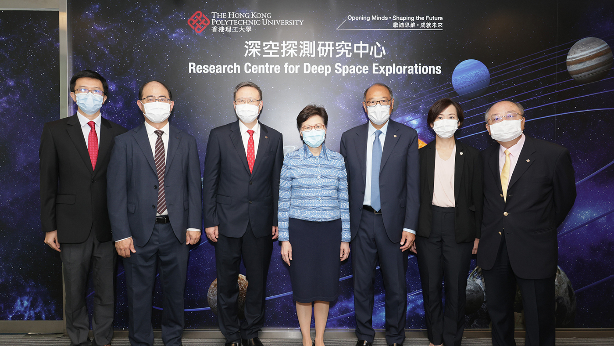 Mrs Lam (centre) toured the Precision Robotics Laboratory of the Research Centre for Deep Space Exploration, accompanied by PolyU Council Chairman Dr Lam Tai-fai (third from right), President Professor Jin-Guang Teng (third from left), and other senior members of the University.