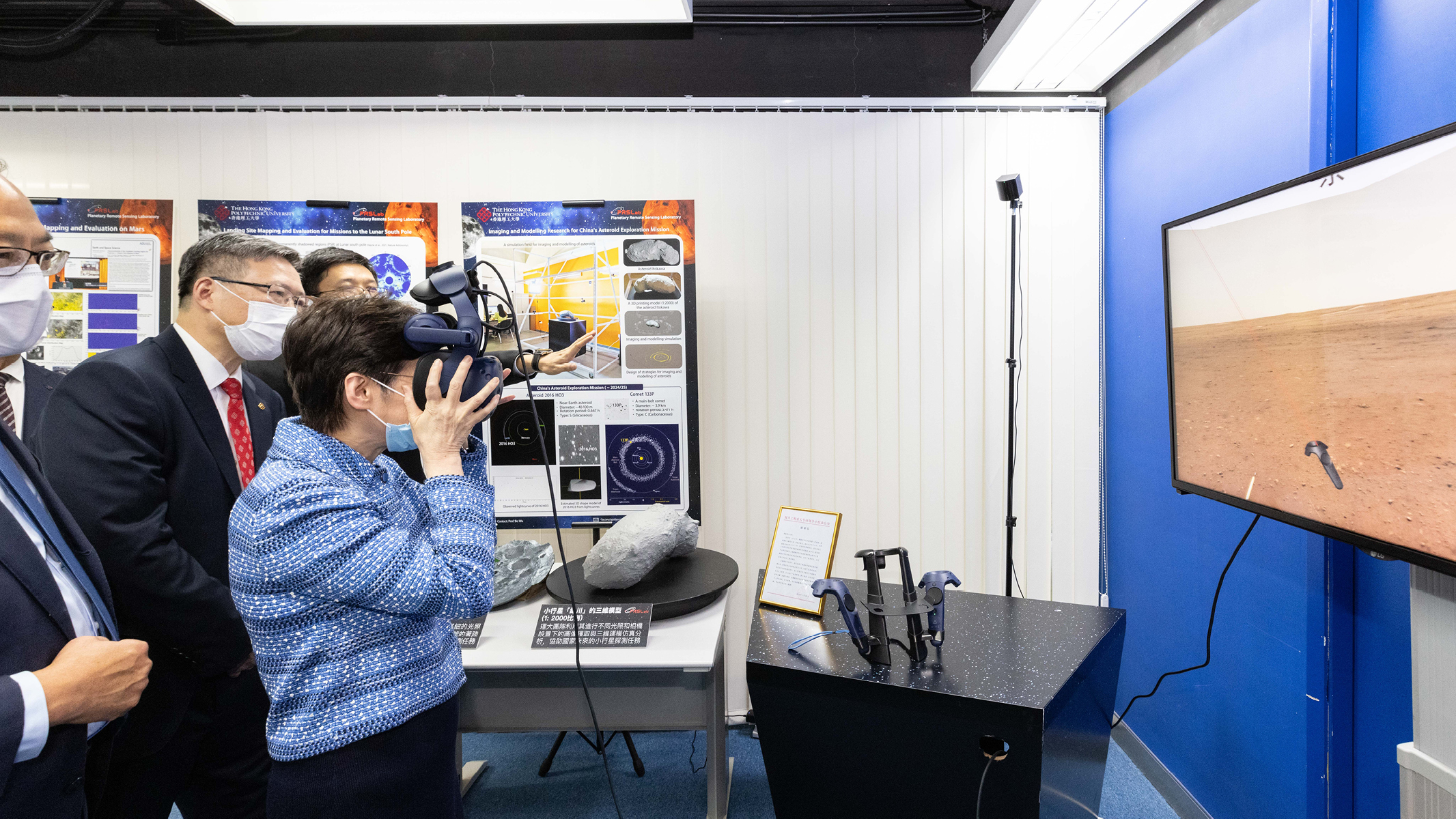 Mrs Lam experienced the landings on the Moon and Mars through a Virtual Reality system. Using topographic mapping and geomorphological analysis technologies, PolyU researchers identified ideal landing sites for the Chang’e-3, -4, -5 and Tianwen-1 missions.