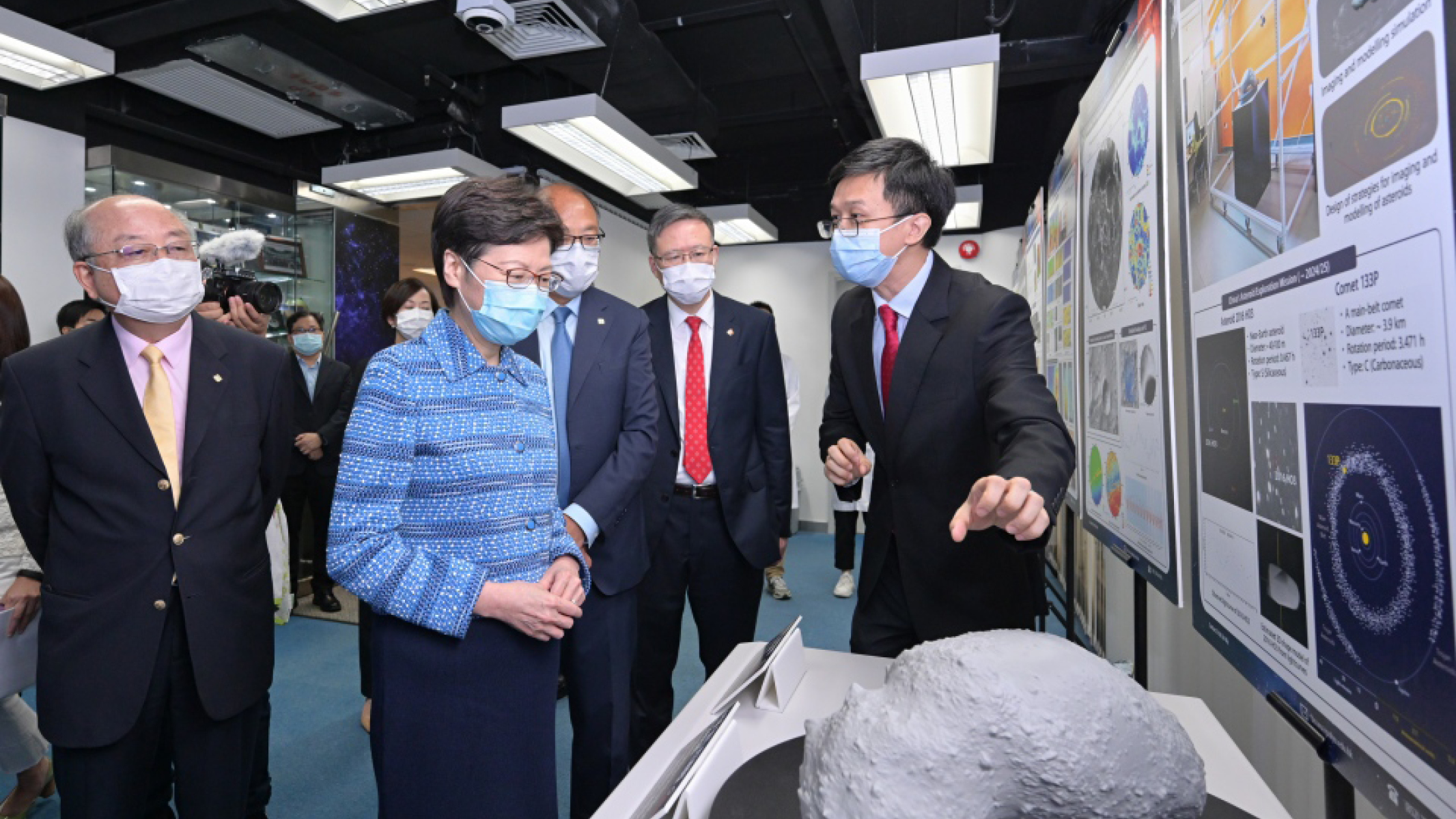 Professor Wu Bo (right), Associate Head of Department of Land Surveying and Geo-Informatics, showed Mrs Lam a 3D model of the asteroid Itokawa, and talked about initiatives supporting the Nation’s future asteroid exploration.