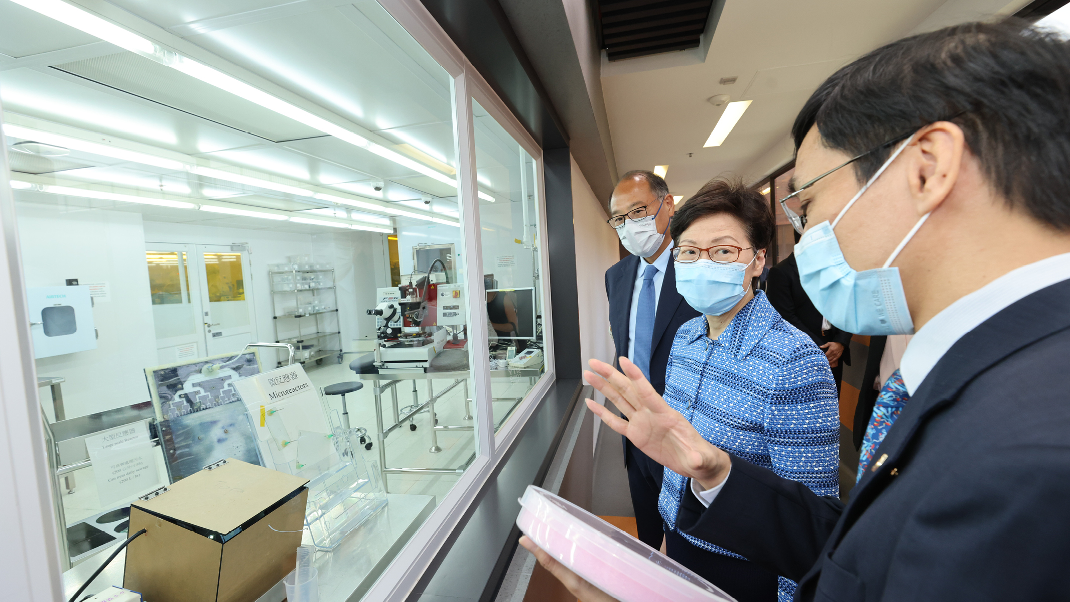Professor Daniel Lau (first from right), Director of UMF and Head of Department of Applied Physics, showed Mrs Lam the projects conducted in the UMF’s Cleanroom.