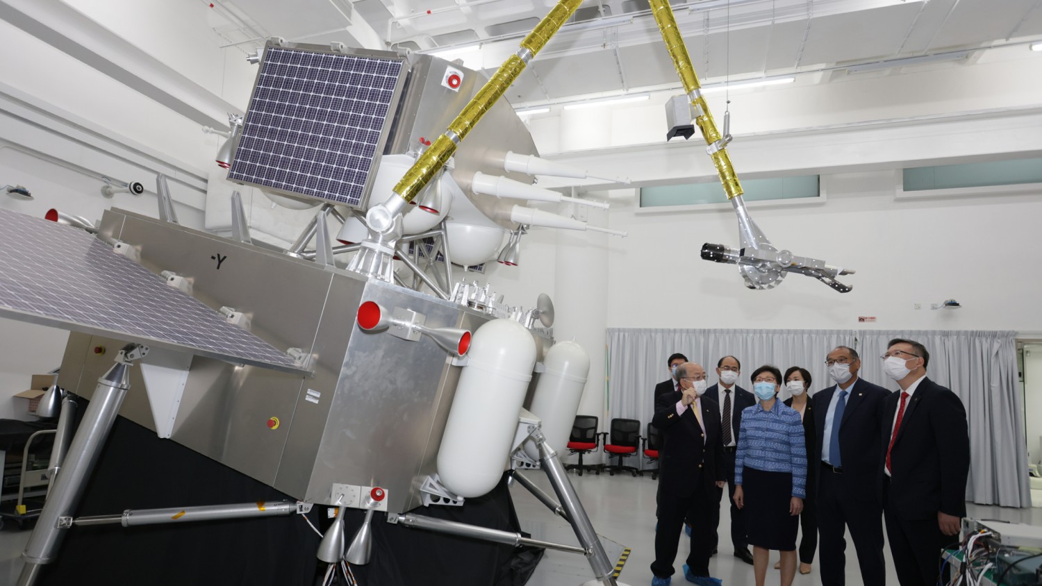 容啟亮教授（前左）解說「表取採樣執行裝置」在嫦娥五號任務中採集月壤的過程