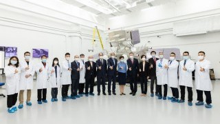 Chief Executive visits PolyU’s space and advanced materials laboratories