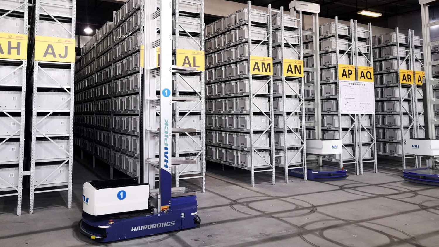 海柔創新推出的全球首創自動化箱式倉儲機械人系統 「庫寶」，在客戶倉庫內運作。