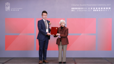 在頒獎典禮上，梁敬池博士從世界知名內分泌學專家楊紫芝教授手中接過裘槎前瞻科研大獎。