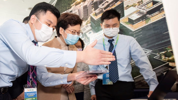 The winning team of the Grand Prize in the Innovation Stream presents their project to Mrs Carrie Lam, Chief Executive of the HKSAR (middle).