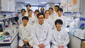 理大医疗科技及资讯学系副教授萧杰恒博士（前排中）与团队成员利用基因排序找出新冠病毒的传播链。