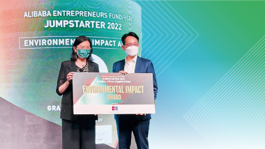 Professor Li Pei, Professor of the Department of Applied Biology and Chemical Technology at PolyU (left), receives the Environmental Impact Award on behalf of Grand Rise Technology at the JUMPSTARTER 2022 Grand Finale